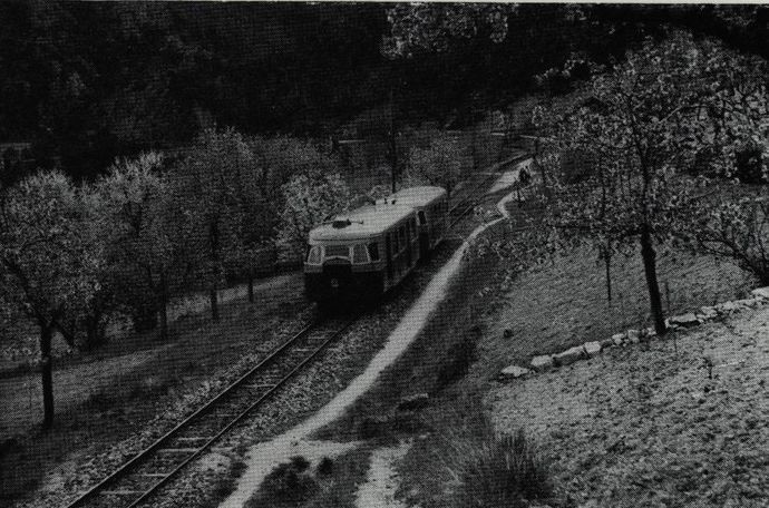 Automotrice Billard A 80 D et remorque R 210 aux Menets, sur le réseau du Vivarais. (Document « La Vie du Rail »)