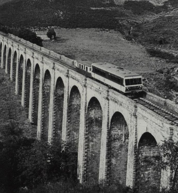 Automotrice X 5001 et sa remorque sur un impressionnant viaduc en maçonnerie de la ligne centrale (Cliché M. DAHLSTROM - Collection Rail Magazine)