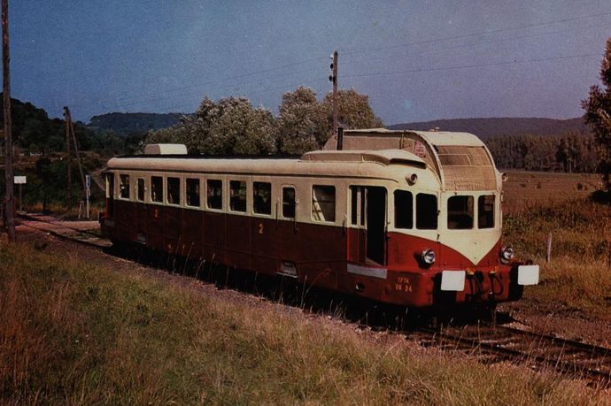 Autorail VH n° 24 de la CFTA à Rivière sous le Bois le 7.10.78 (Voyage spécial A.A.A.T.V.R.P.). Provenance : Chemin de Fer du Nord-Est. Actuellement en service à la C.I.T.E.V.