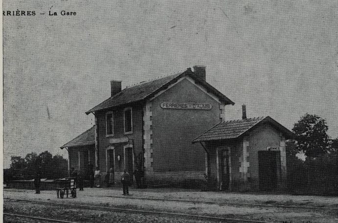 Bâtiment type n° 3, 2ème série et édicule W.-C.-lampisterie : Ferrières-d'Aunis (Charentes). (Collection R. VERGER) Bâtiment type n° 3, 2ème série et édicule W.-C.-lampisterie : Ferrières-d'Aunis (Charentes). (Collection R. VERGER)