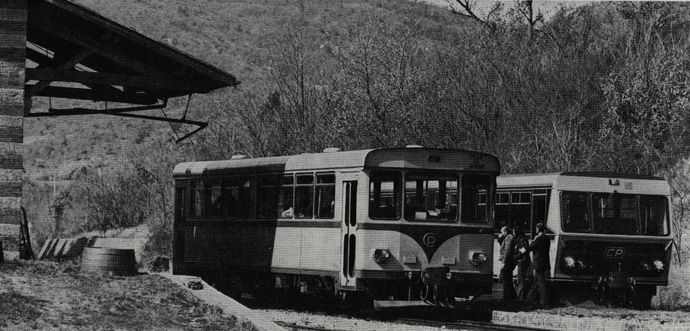 Croisement des deux séries d'Autorails en gare de Mezel (Alpes de Haute-Provence).
