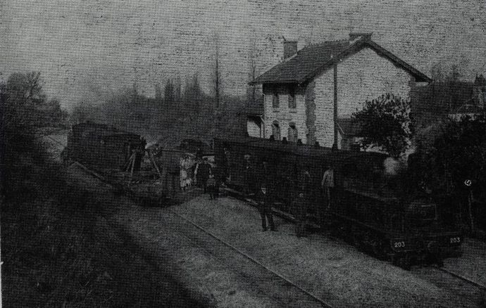 Croisement des trains en gare de Cressy-sur-Somme. Locomotive n° 203. Remarquer en fin de convoi de la seconde rame, la grue roulante et la plate-forme Hf avec vigie supportant la flèche de la grue. (Collection J. RENAUD)