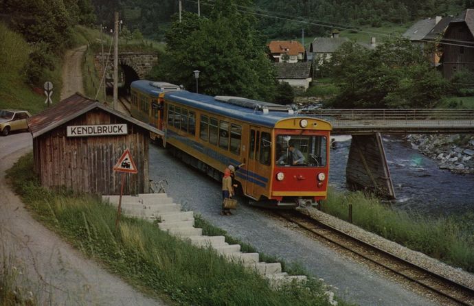 deux des autorail de la Murtalbahn à Kendlbruck. Juin 1981. (Photo Ph. Mirville, Rail Magazine).
