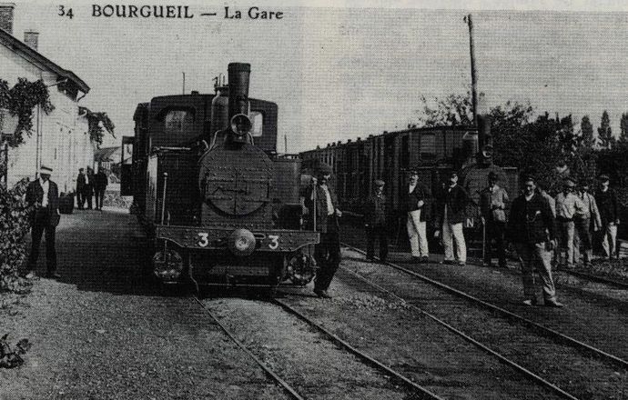 Deux vues de la première ligne de la Compagnie : Affluence en gare de Bourgeuil... (Collection J. RENAUD) Deux vues de la première ligne de la Compagnie : Affluence en gare de Bourgeuil... (Collection J. RENAUD)