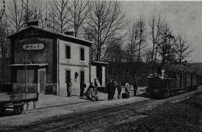 En Seine-et-Marne, sur la ligne de La Ferté-sous-Jouarre à Montmirail. Train en gare d'Orly-sur-Morin. Locomotive 031. type Yonne, Couillet n° 9... (Collection J. RENAUD) En Seine-et-Marne, sur la ligne de La Ferté-sous-Jouarre à Montmirail. Train en gare d'Orly-sur-Morin. Locomotive 031. type Yonne, Couillet n° 9... (Collection J. RENAUD)