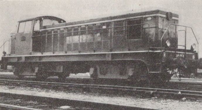 Fig. 3. - Locomotive Diesel électrique de 600/725 CV, série 040 DE de la S.N.C.F., pour manoevres et desserte marchandises des lignes secondaires. Fig. 3. - Locomotive Diesel électrique de 600/725 CV, série 040 DE de la S.N.C.F., pour manoevres et desserte marchandises des lignes secondaires.