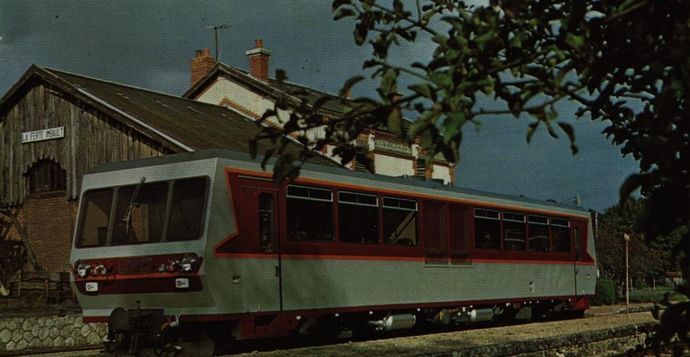 L'Autorail X 5001 des CFC en essais sur le Blanc Argent à la Ferté-Imbault. Octobre 1981 (Photo Ph. Carré. Rail Magazine)