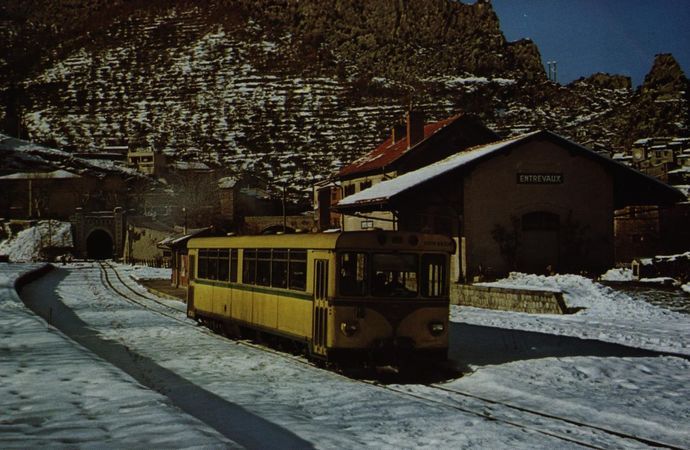 Les CP sous la neige. A Entrevaux, un SY en livrée jaune assurant une relation Digne-Nice. Décembre 1981 (Photo M. Dahlstrom Rail Magazine)