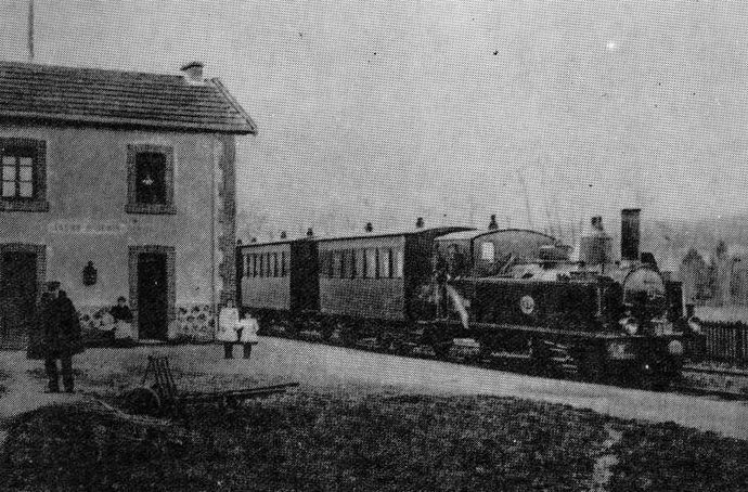 Locomotive 030 type Indre n°83 en tête d'un train de voyageurs en gare de Lagny-Saint-Denis