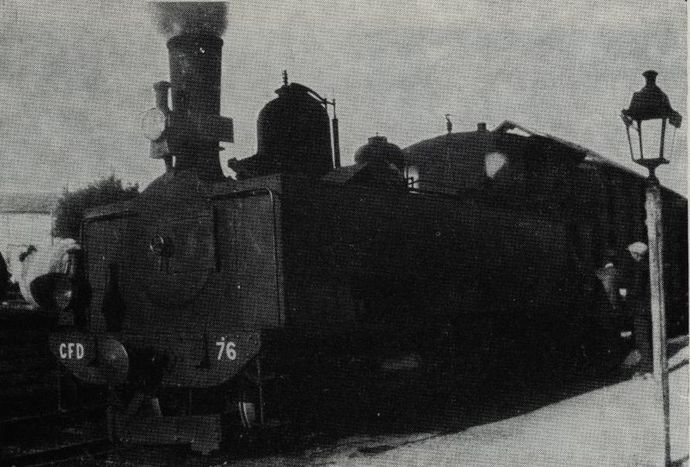 Locomotive 130 Cail type IG, n° 76, à Surgères (Charentes). (Collection « Vie du Rail », cliché DEBRUN)
