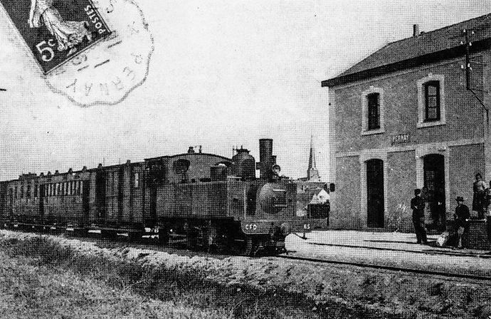 Locomotive 130 type Charente n° 65 en tête d'un train de voyageurs en gare de Pernay, sur la ligne de Fondettes à Rilé-Hommes pendant son détachement sur le réseau Nord d'Indre-et-Loire
