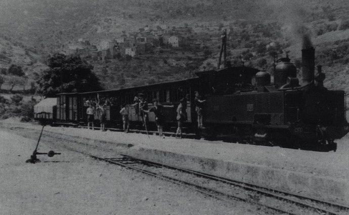 Locomotive 130 type I.G. modernisée n° 56 en tête d'un train mixte en gare de Palasca, sur la ligne de la Balagne
