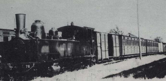 Locomotive 130 type I.G. n° 79 en tête d'un train mixte, sur le faisceau de formation de la gare de Saint-Jean-d'Angely