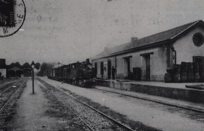 Locomotive Mallet n° 43 remorquant un train mixte au départ d'Egreville