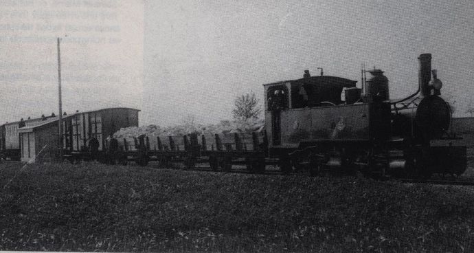 Locomotive Mallet n° 44 en tête d'un train de mixte en gare de Ceriseaux, sur la ligne de Seine-et-Marne