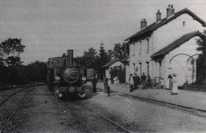 Locomotive Mallet n° 47 en tête d'un convoi en gare d'Yssingeaux, sur le réseau du Vivarais