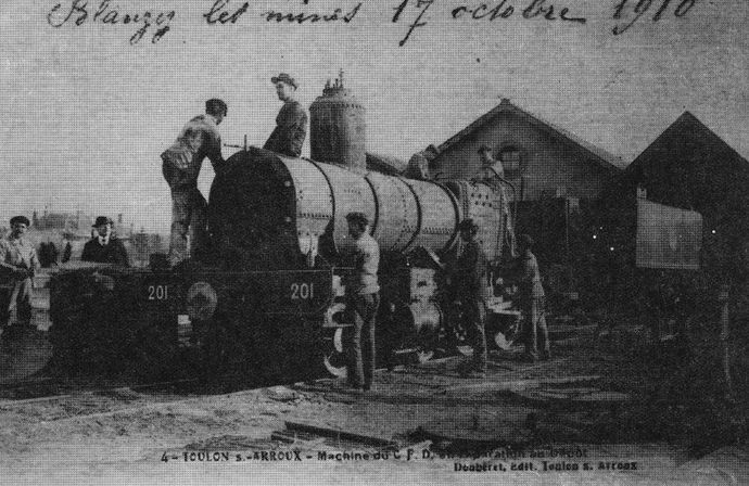 Locomotive n° 201 au cours d'un levage au dépôt de Toulon-sur-Arroux