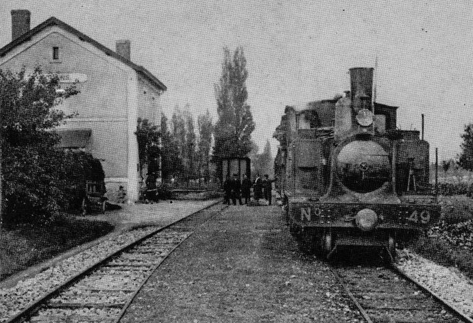 Locomotive prototype Charente n° 49, lors de son affectation au dépot de Ligueil. Ici, en gare de Louans