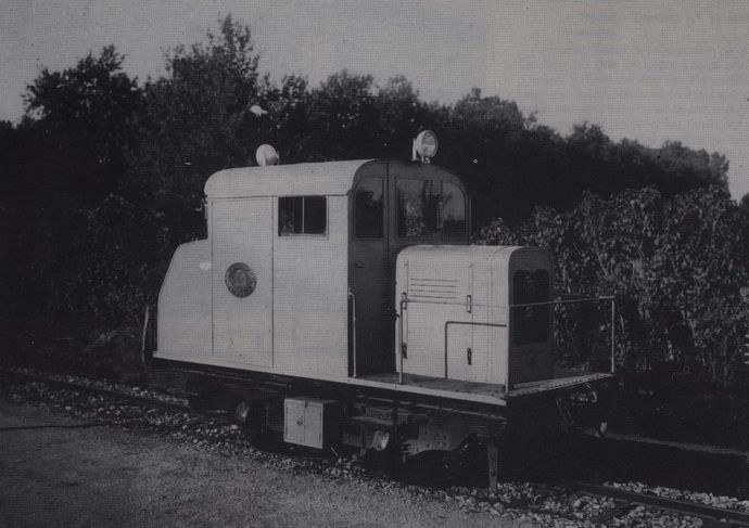 Locotracteur prototype n° 11 des Charentes, lors de ses essaies en ligne. Ici en gare de Fontenay-Varaize. (Collection J.-C. RIFFAUD)