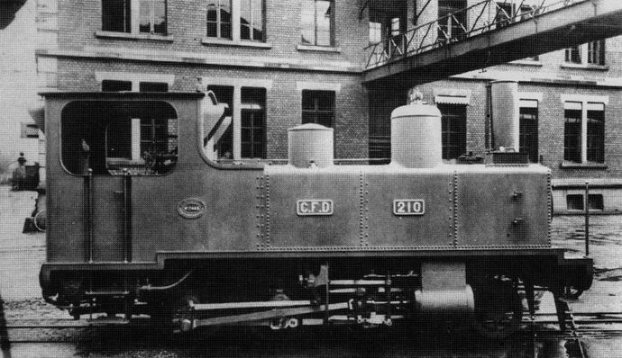 Photo de constructeur de la locomotive n° 210, type 200, série 2019-210, dans la cour des ateliers S.A.C.M. de Graffenstaden