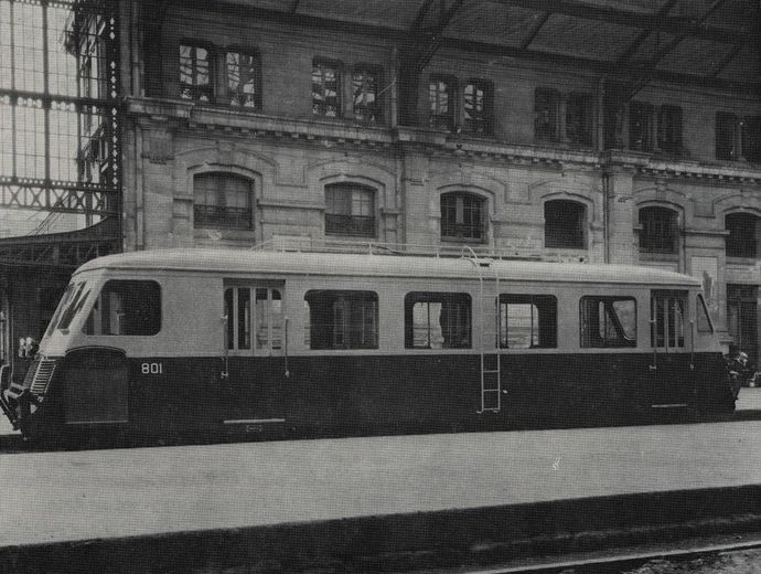 Premier Autorail de la Série BILLARD. Le n° 801 en gare de Tours.