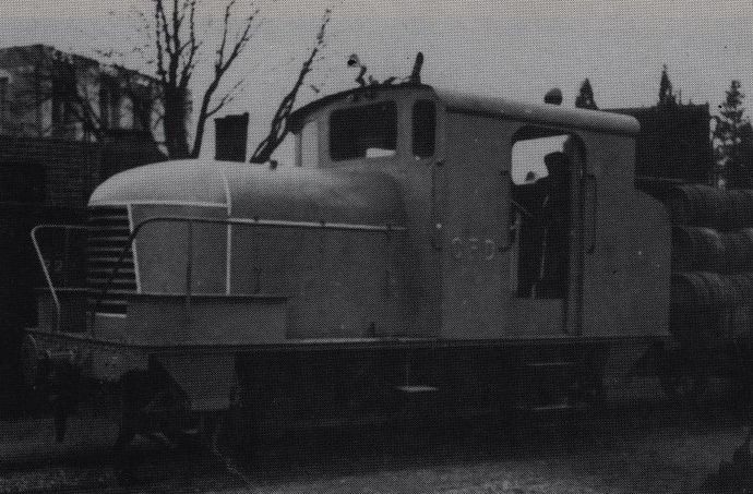 Prototype n° 4 des C.F.D en gare de Chablis (collection J.C. RIFFAUD)) Prototype n° 4 des C.F.D en gare de Chablis (collection J.C. RIFFAUD))