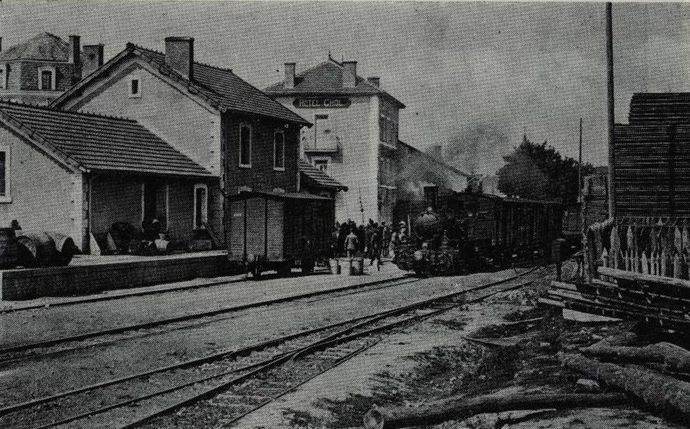 Sur la ligne la plus rude du réseau du Vivarais, train entrant en gare de Tence, remorqué par une locomotive Mallet 3 + 3. (Collection J. RENAUD)