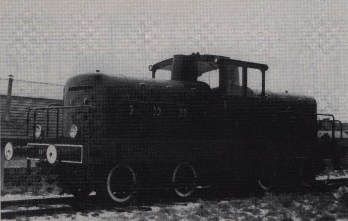 Tracteur BB 202 à voie normale, en cours d'essais à Montmirail, peu après sa sortie d'usine. (Collection C.F.D.) Tracteur BB 202 à voie normale, en cours d'essais à Montmirail, peu après sa sortie d'usine. (Collection C.F.D.)