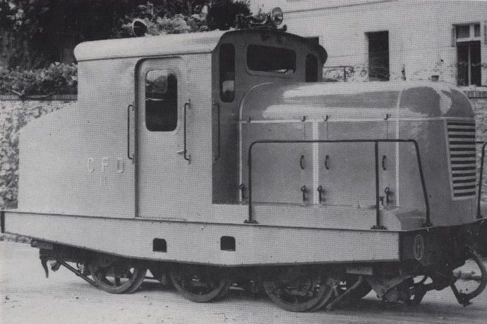 Tracteur C.F.D. n° 11 vue 3/4 avant (Collection J.C. RIFFAUD)