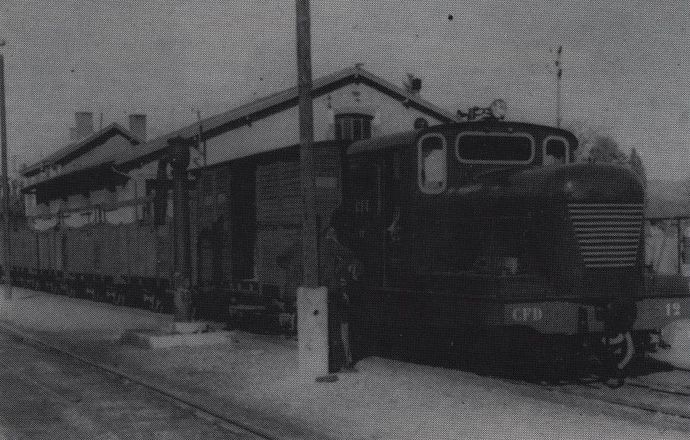 Tracteur n° 12, en gare de Chablis, lors de ses essais en ligne. (Collection J.C. RIFFAUD)