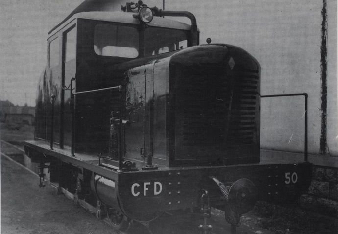 Tracteur n° 50 vue de face, devant la remise de Saint-Jean-d'angely. (Cliché J. MOREAU) Tracteur n° 50 vue de face, devant la remise de Saint-Jean-d'angely. (Cliché J. MOREAU)