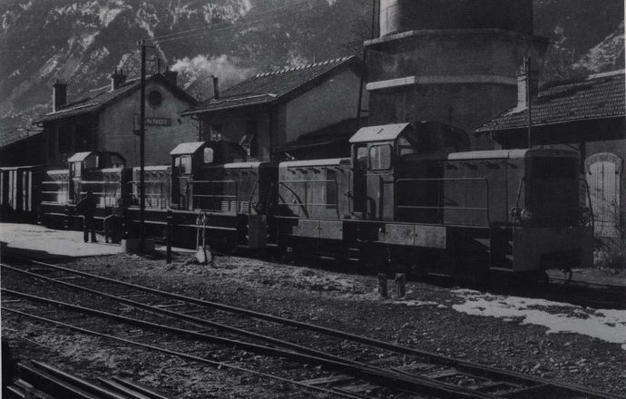 Tracteur type BB 400 sur la ligne de Nice à Digne. En tête, le 040-003 ex Vivarais, lesté pour la circulation sur les C.P. (Cliché J. BANAUDO)