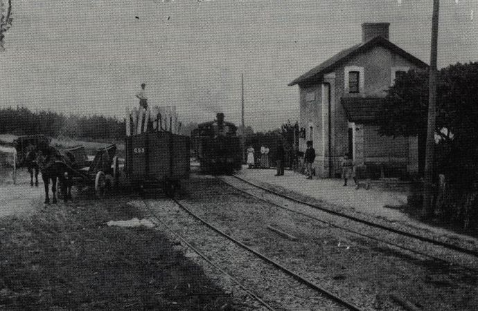 Train arrivant à Chichée (Yonne) sur la ligne de Laroche-Migennes à L'Isle-sur-Serein. (Collection J. RENAUD) Train arrivant à Chichée (Yonne) sur la ligne de Laroche-Migennes à L'Isle-sur-Serein. (Collection J. RENAUD)