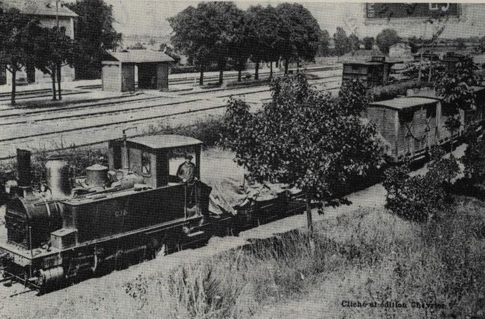 Train de marchandises en gare de Château-La Vallière sur le réseau nord d'Inde-et-Loire. Locomotive 030 Couillet n° 7. (Collection J. RENAUD) Train de marchandises en gare de Château-La Vallière sur le réseau nord d'Inde-et-Loire. Locomotive 030 Couillet n° 7. (Collection J. RENAUD)