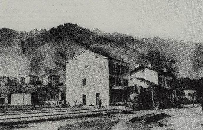 Train de marchandises en gare de Corte remorqué par une locomotive Mallet. (Collection J. RENAUD) Train de marchandises en gare de Corte remorqué par une locomotive Mallet. (Collection J. RENAUD)