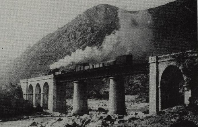 Train de marchandises remorqué par une machine Mallet sur un viaduc près de Ponte-Nuovo. (Collection Vie du Rail)