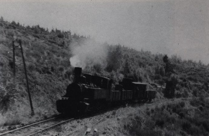 Train de marchandises remorqué par une Mallet série 401-408, sur la ligne de Tournon au Cheylard Train de marchandises remorqué par une Mallet série 401-408, sur la ligne de Tournon au Cheylard