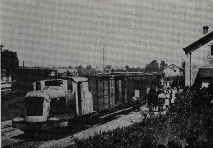 Train de voyageurs à Château-la-Vallière (Indre-et-Loire Nord). Tracteur C.F.D. n° 11. (Cliché F. FONTAINE)
