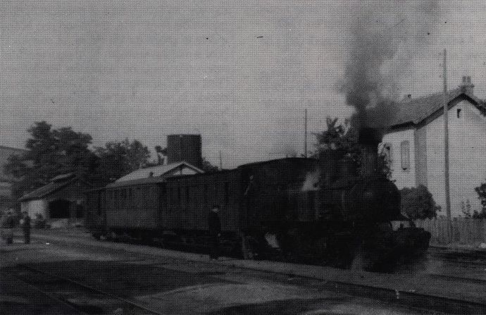 Train de voyageurs au départ en gare d'Yssingeaux pour la direction de Raucoules-Brossettes. Locomotive Mallet série 401-408 Train de voyageurs au départ en gare d'Yssingeaux pour la direction de Raucoules-Brossettes. Locomotive Mallet série 401-408