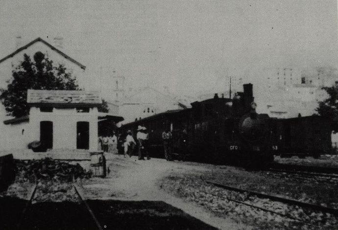 Train de voyageurs en gare de Calvi,remorqué par la locomotive 130 Fives-Lille n° 53. On remarque les voitures à couloir (Collection Vie du Rail)