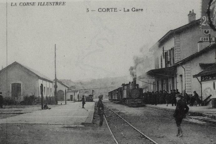 Train de voyageurs en gare de Corte. On remarque à gauche le dépôt et les ateliers (Collection J.RENAUD)