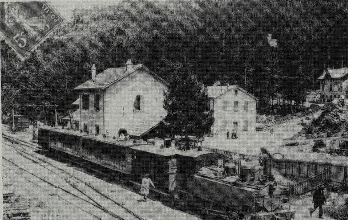 Train de voyageurs en gare de Vizzavona remorqué par la locomotive 031 Fives-Lille n° 40. On aperçoit le lampiste sur toit de la voiture allumant les lanternes avant la traversée du tunnel de 3.916 m. (Collection J. RENAUD) Train de voyageurs en gare de Vizzavona remorqué par la locomotive 031 Fives-Lille n° 40. On aperçoit le lampiste sur toit de la voiture allumant les lanternes avant la traversée du tunnel de 3.916 m. (Collection J. RENAUD)