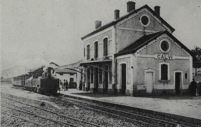Train mixte entrant en gare de Calvi remorqué par la locomotive 130 Fives-Lille n° 53. (Collection J. RENAUD)