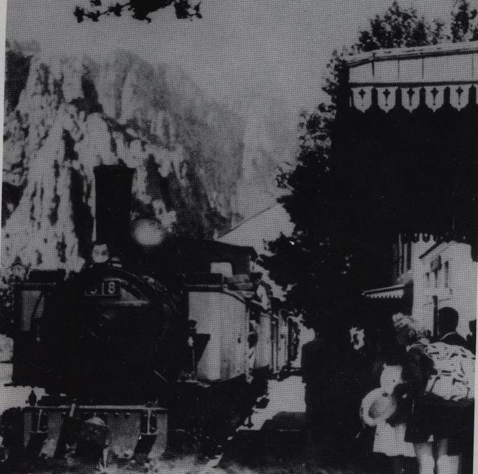 Train mixte remorqué en double traction par des machines Mallet dont la 318 dans une gare de la ligne centrale Train mixte remorqué en double traction par des machines Mallet dont la 318 dans une gare de la ligne centrale