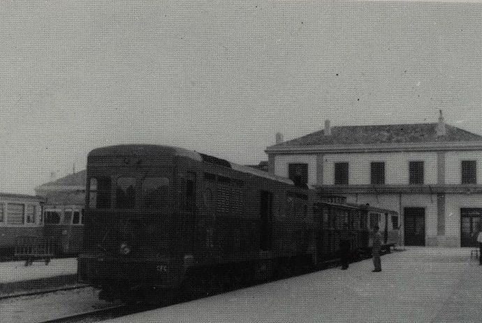 Train rapide spécial en gare d'Ajaccio, remorqué par le tracteur n° 402. /Cliché B. ROZE) Train rapide spécial en gare d'Ajaccio, remorqué par le tracteur n° 402. /Cliché B. ROZE)