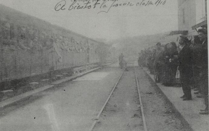 Train spécial d'acheminement des troupes de mobilisation en 1914 à Corte. (Collection J. RENAUD) Train spécial d'acheminement des troupes de mobilisation en 1914 à Corte. (Collection J. RENAUD)