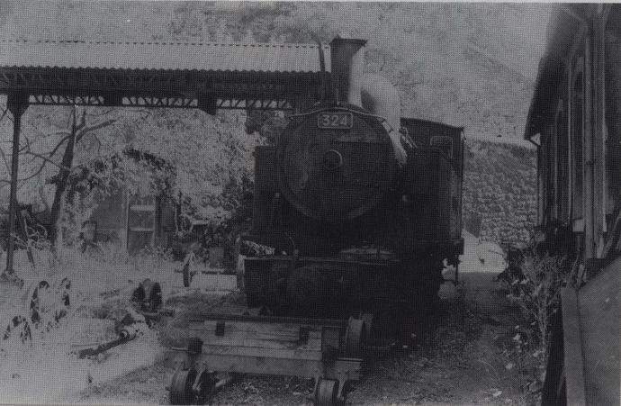 Vue avant de la locomotive Mallet n° 324 au dépot de Florac Vue avant de la locomotive Mallet n° 324 au dépot de Florac