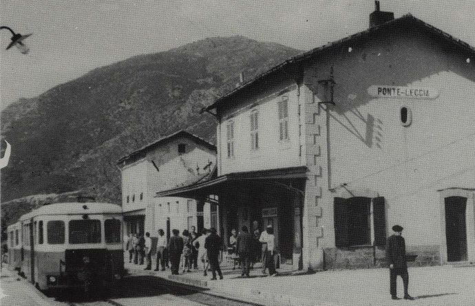 Vue générale de la gare de Ponte-Leccia. De gauche à droite, le buffet, le bâtiment W.C., Lampisterie et le B.V. (Cliché C. SCHNABEL) Vue générale de la gare de Ponte-Leccia. De gauche à droite, le buffet, le bâtiment W.C., Lampisterie et le B.V. (Cliché C. SCHNABEL)